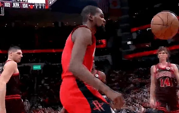 杀死比赛!杜兰特末节关键时刻连续两记扣篮,比赛失去悬念