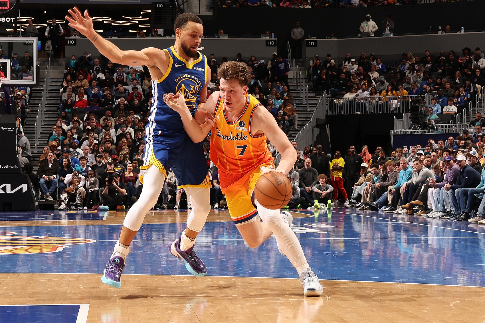 Bet365体育集团-单季20分且三项命中率至少50/40/100%场数：库里前2 克尼佩尔第3